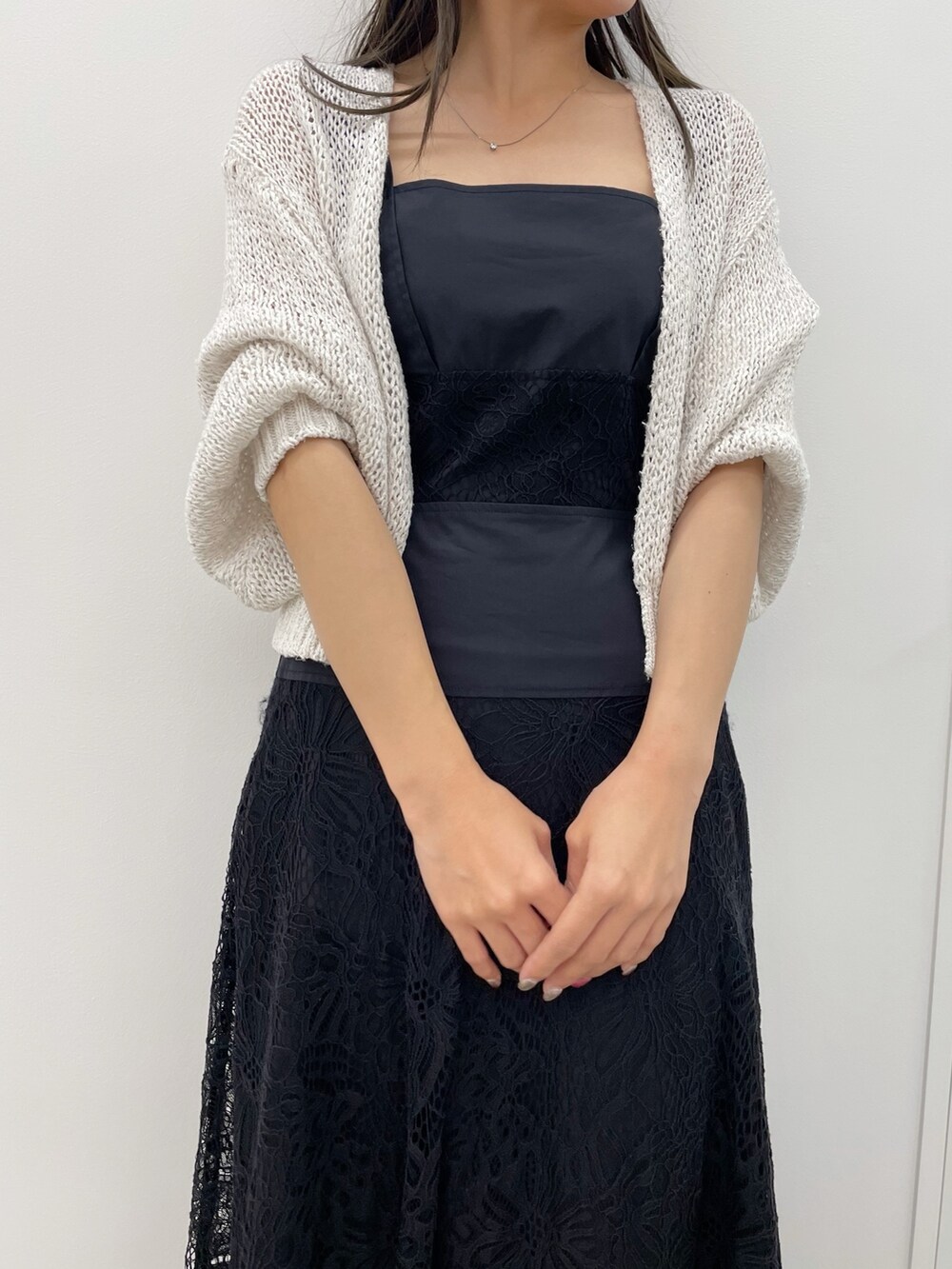 ブラック系のサンダル、ブラック系のワンピース、ベージュ系のカーディガン/ボレロを着用したレディースの春コーディネートの3枚目の写真