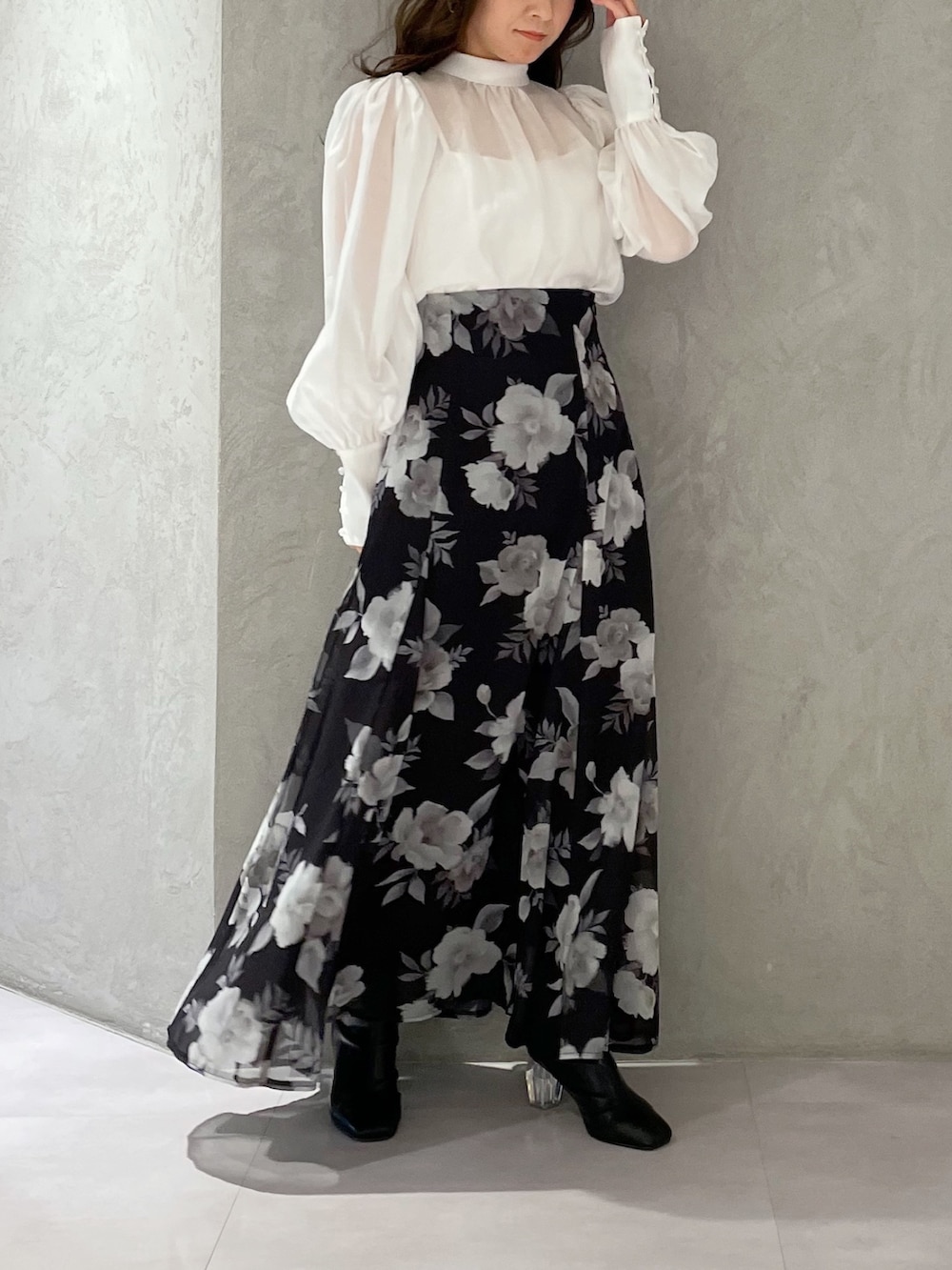 ブラック系のスカート、ホワイト系のシャツ/ブラウスを着用したレディースの冬コーディネートの6枚目の写真