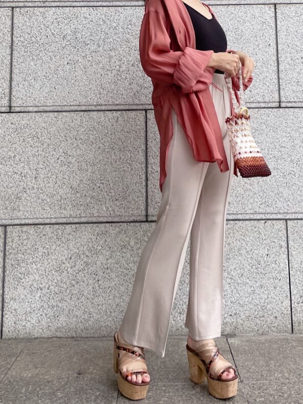 ベージュ系のサンダル、ブラック系のTシャツ/カットソー、ブラウン系のブルゾンを着用したレディースの夏コーディネートの2枚目の写真