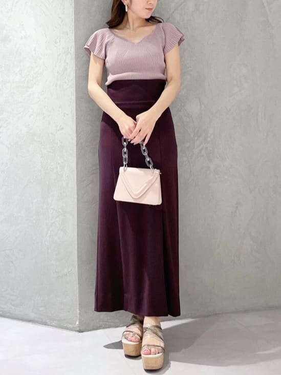 ピンク系のショルダーバッグ、ピンク系のニット/セーター、グリーン系のサンダルを着用したレディースの春コーディネートの9枚目の写真