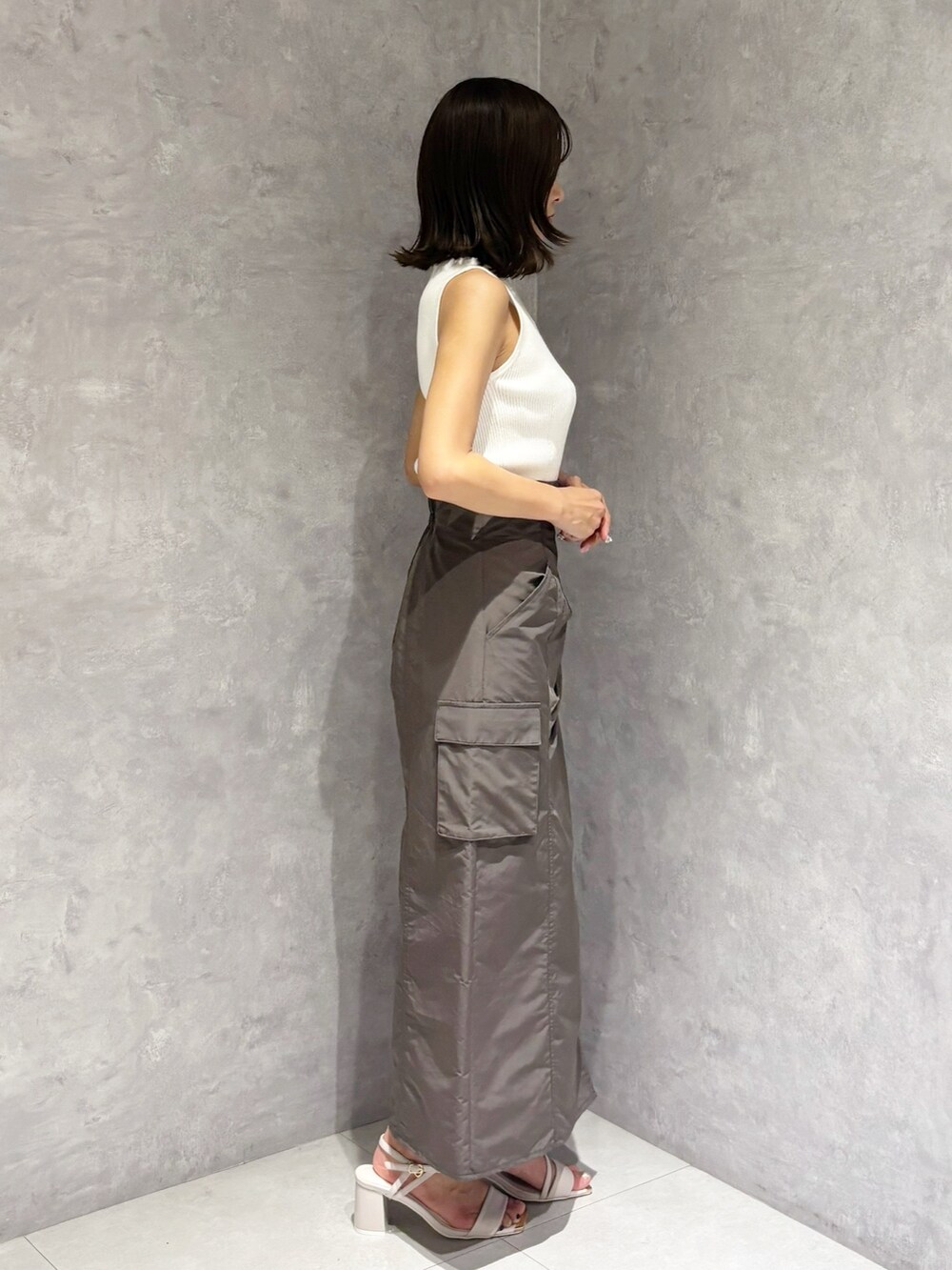 ブラウン系のスカート、ホワイト系のサンダル、ホワイト系のニット/セーターを着用したレディースの夏コーディネートの4枚目の写真