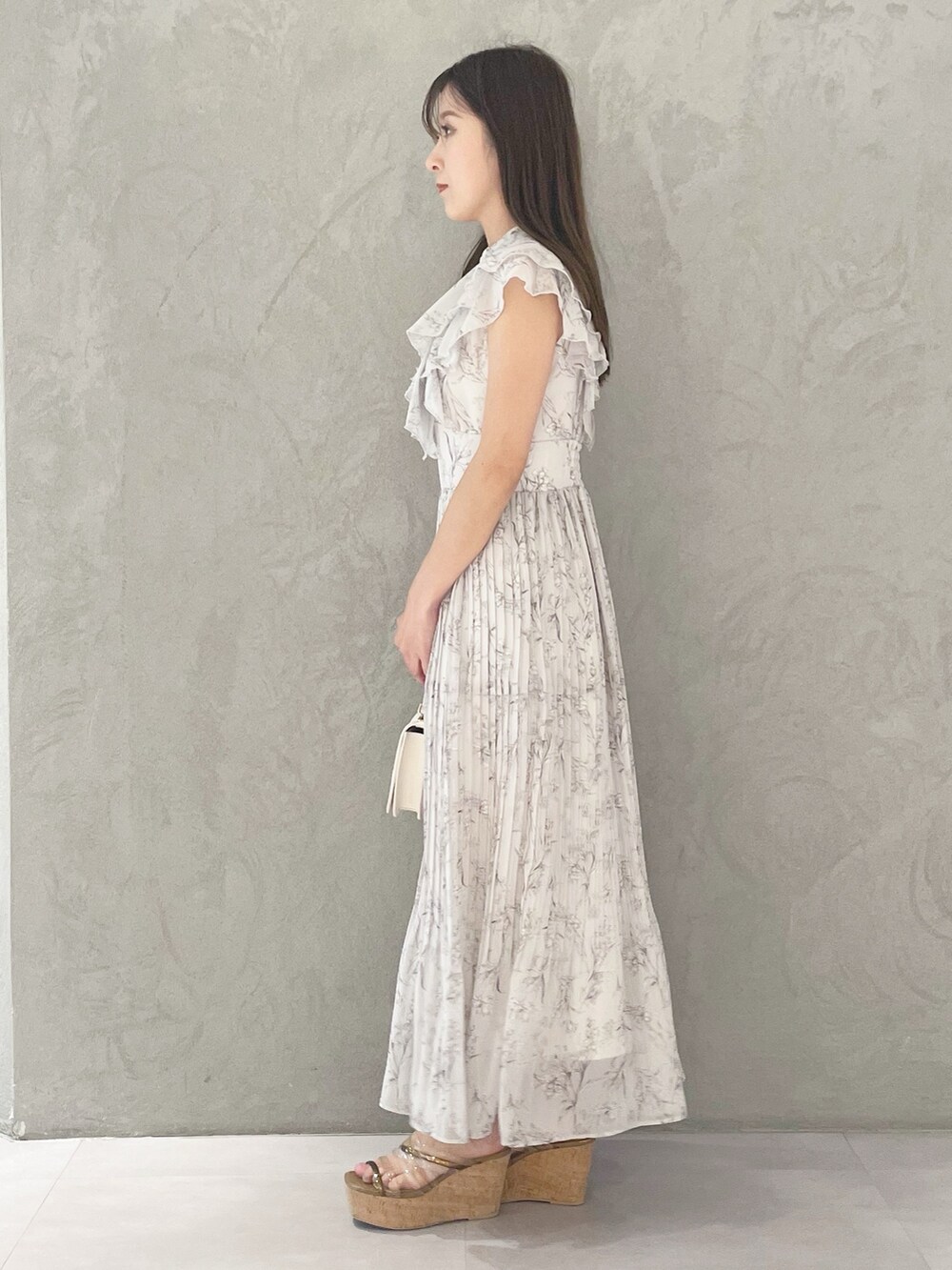 ホワイト系のハンドバッグ、ブラウン系のサンダル、ピンク系のワンピースを着用したレディースの春コーディネートの5枚目の写真