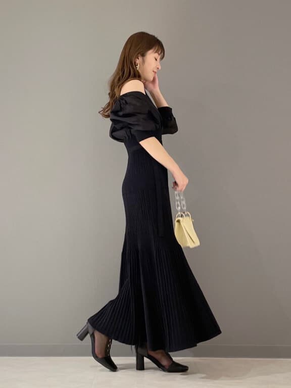 ブラック系のその他シューズ、ブラック系のワンピース、イエロー系のショルダーバッグを着用したレディースの冬コーディネートの4枚目の写真