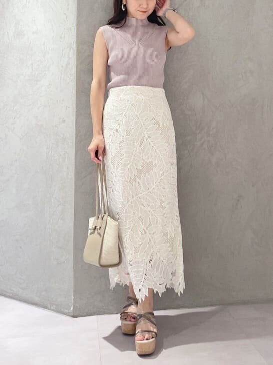 ホワイト系のスカート、ピンク系のニット/セーター、グリーン系のサンダルを着用したレディースの夏コーディネートの6枚目の写真