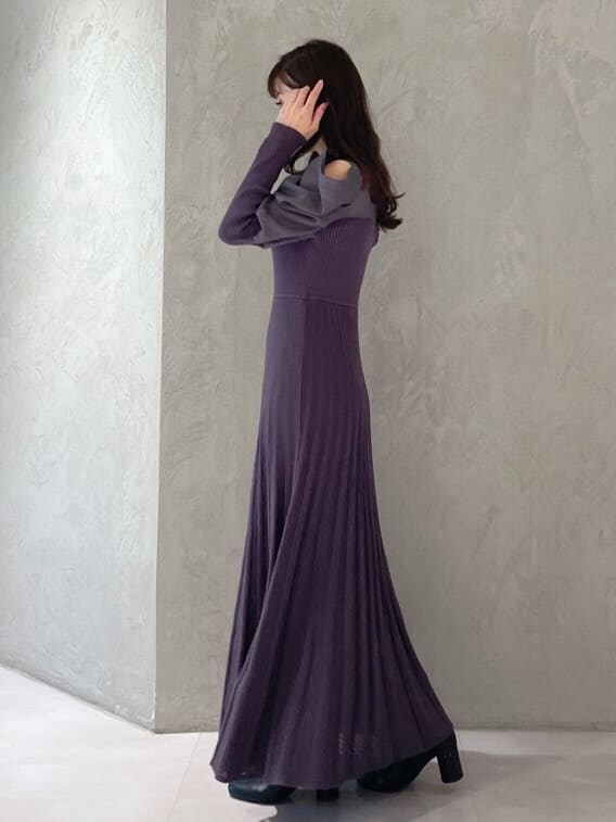 パープル系のワンピースを着用したレディースの秋コーディネートの5枚目の写真