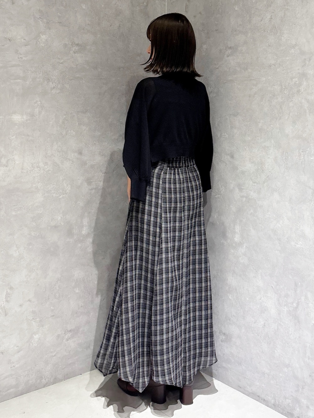 ブラック系のワンピース、ブラウン系のブーツ、ブラック系のカーディガン/ボレロを着用したレディースの夏コーディネートの4枚目の写真