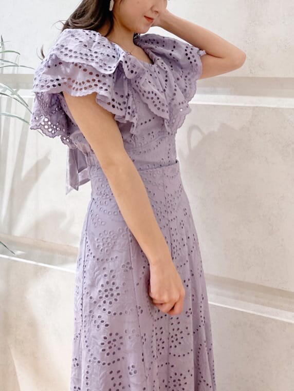 パープル系のスカート、パープル系のシャツ/ブラウス、ホワイト系のハンドバッグを着用したレディースの春コーディネートの5枚目の写真