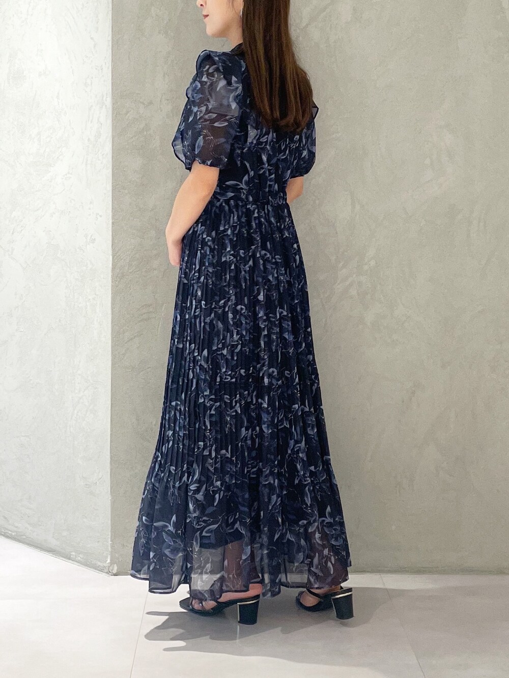 ブルー系のワンピース、ブラック系のサンダルを着用したレディースの夏コーディネートの4枚目の写真