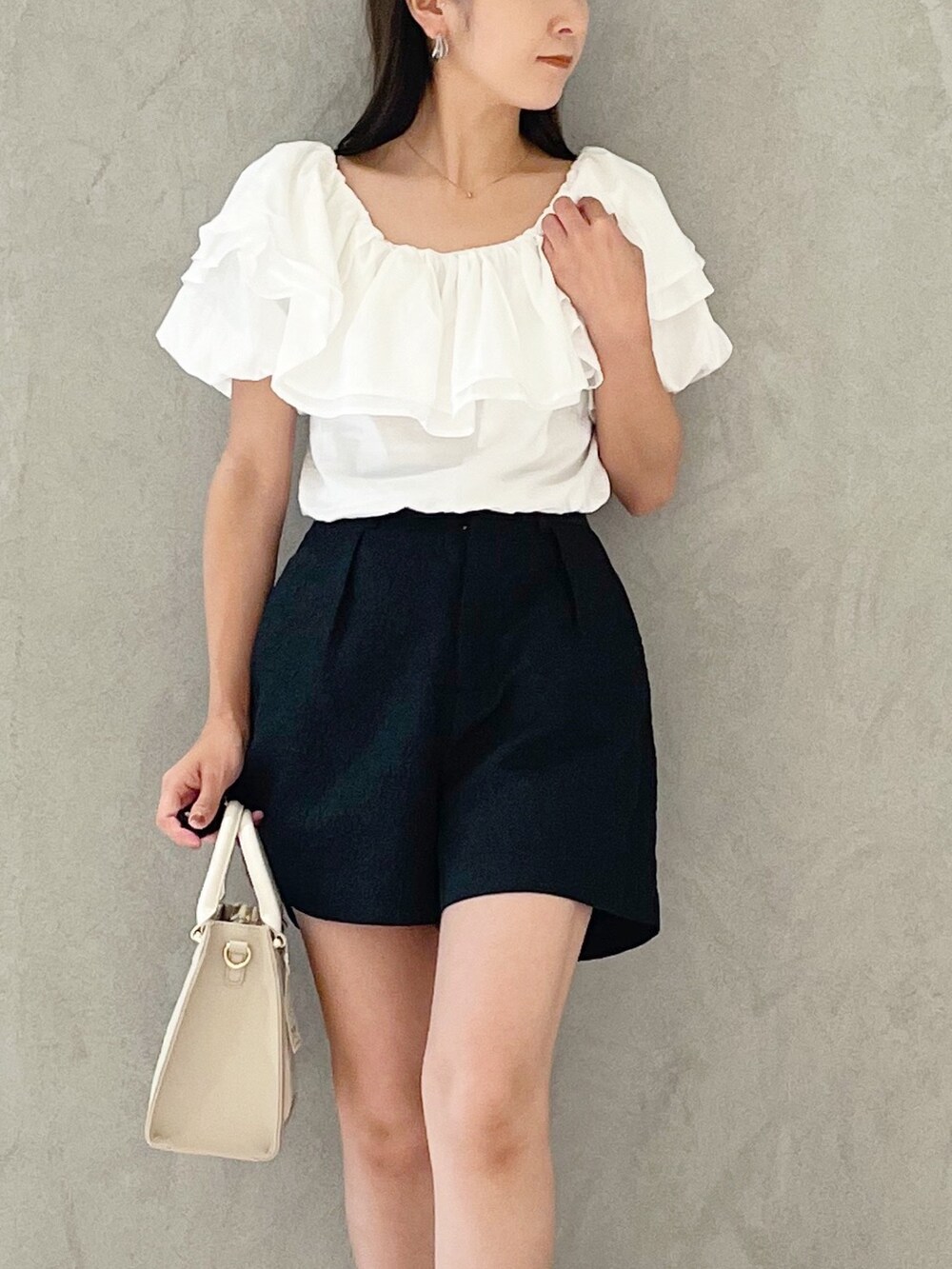 ブラック系のその他パンツ、ブラウン系のサンダル、ベージュ系のショルダーバッグを着用したレディースの夏コーディネートの4枚目の写真