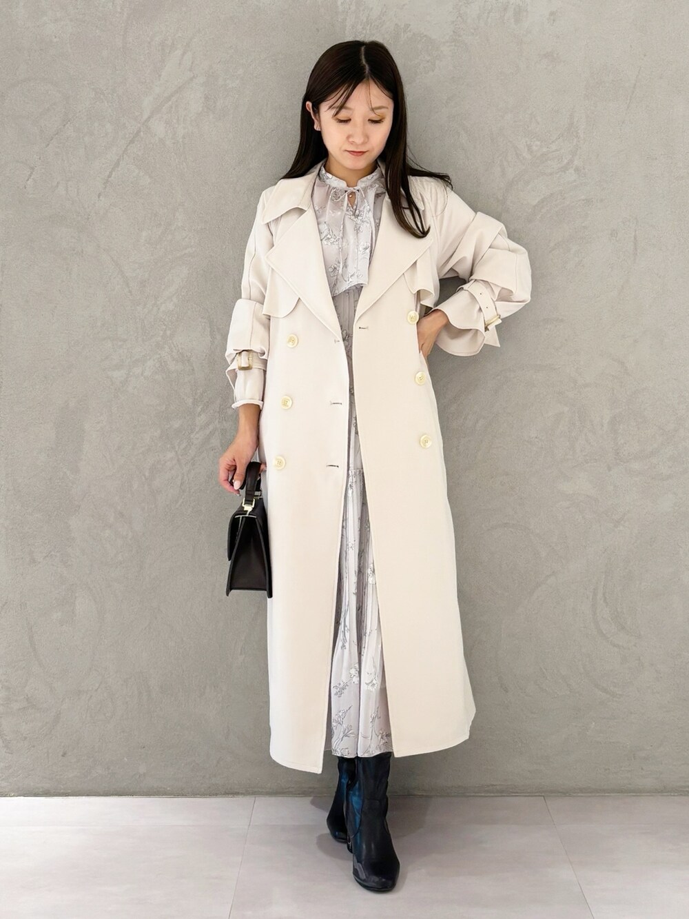 ピンク系のワンピース、ブラック系のブーツ、ブラウン系のハンドバッグを着用したレディースの春コーディネートの9枚目の写真