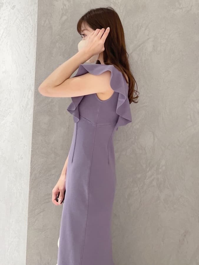 ホワイト系のショルダーバッグ、グリーン系のサンダル、パープル系のワンピースを着用したレディースの春コーディネートの3枚目の写真