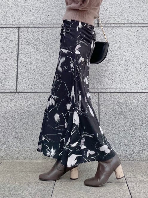 ブラウン系のその他シューズ、ブラック系のスカート、ブラウン系のニット/セーターを着用したレディースの秋コーディネートの4枚目の写真