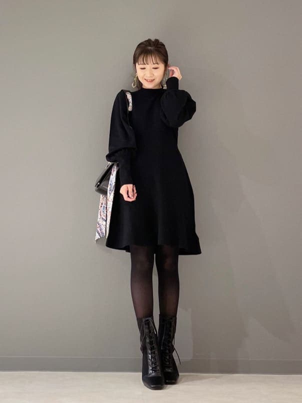 ブラック系のブルゾン、ブラック系のワンピース、ブラック系のブーツを着用したレディースの冬コーディネートの5枚目の写真