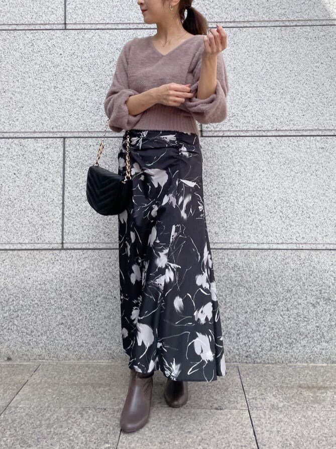 ブラウン系のその他シューズ、ブラック系のスカート、ブラウン系のニット/セーターを着用したレディースの秋コーディネートの6枚目の写真