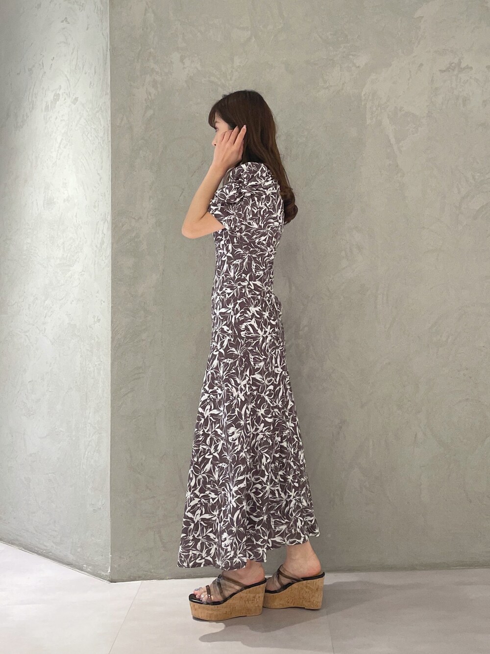 ブラック系のサンダル、ブラック系のハンドバッグ、グレー系のワンピースを着用したレディースの春コーディネートの5枚目の写真