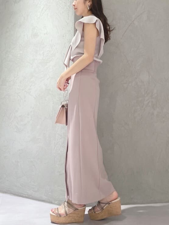 ピンク系のショルダーバッグ、グリーン系のサンダル、ピンク系のニット/セーターを着用したレディースの春コーディネートの3枚目の写真