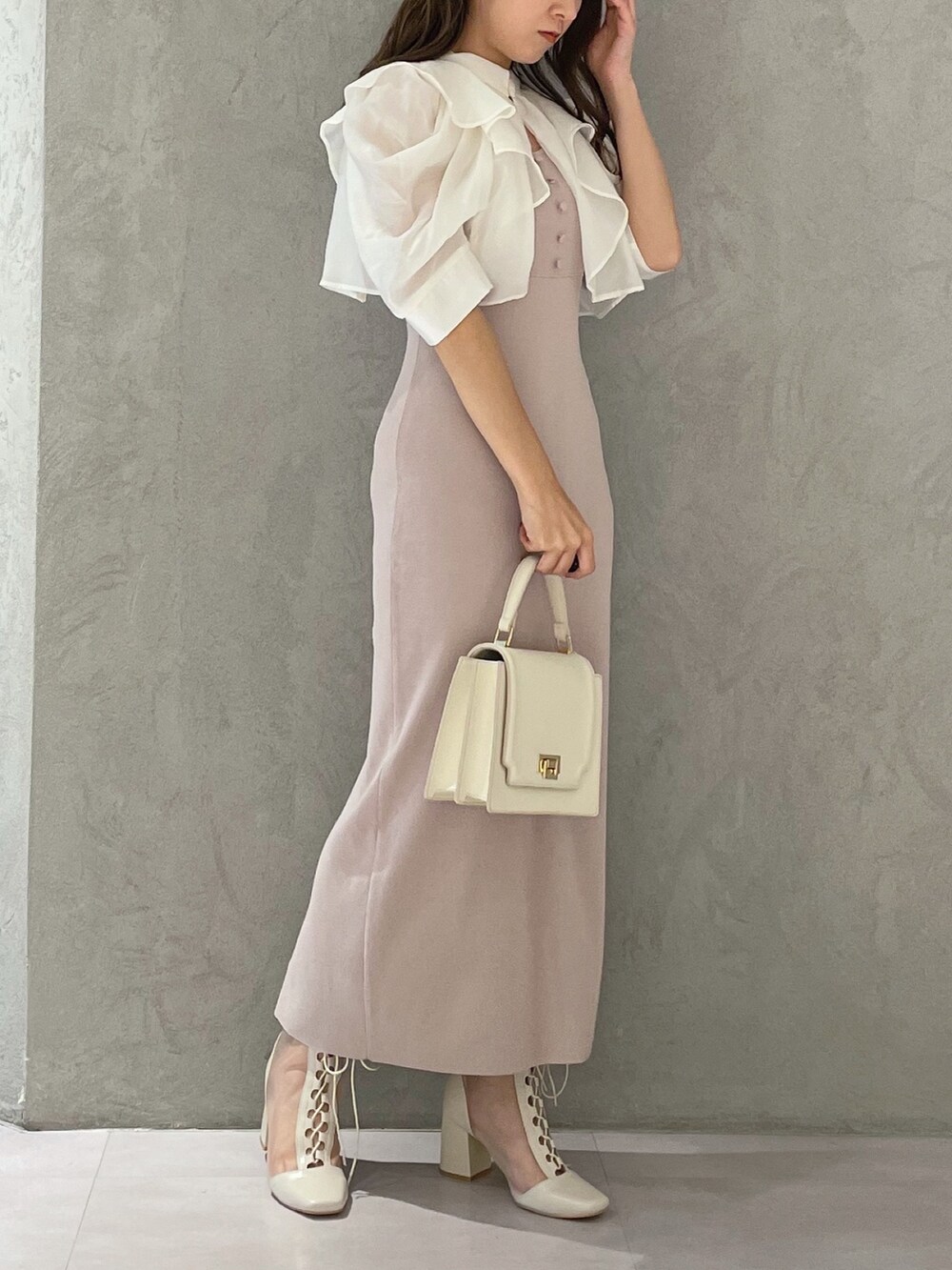 ベージュ系のワンピース、ホワイト系のブーツ、ホワイト系のハンドバッグを着用したレディースの夏コーディネートの3枚目の写真