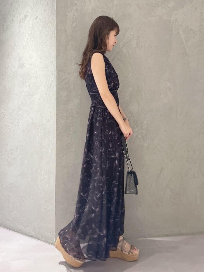 グリーン系のサンダル、ブラウン系のワンピース、シルバー系のピアス（両耳用）を着用したレディースの夏コーディネートの6枚目の写真