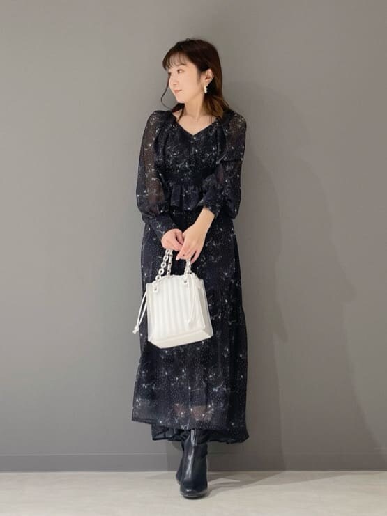 ブラック系のワンピース、ブラック系のその他シューズ、グレー系のトレンチコートを着用したレディースの冬コーディネートの8枚目の写真