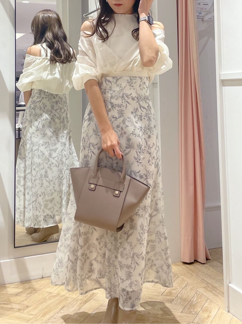 ホワイト系のニット/セーター、ベージュ系のブーツ、ホワイト系のスカートを着用したレディースの秋コーディネートの5枚目の写真