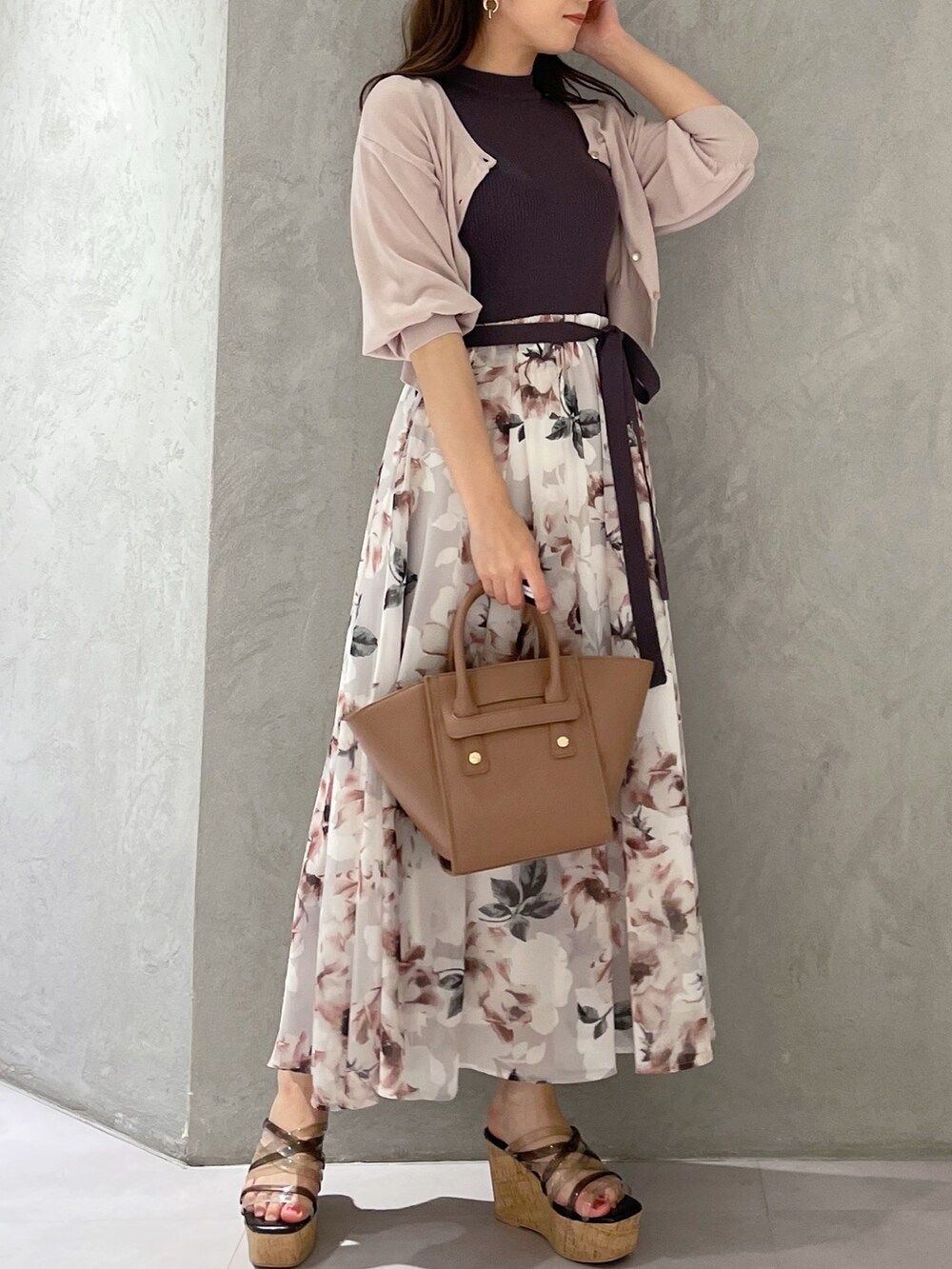 ブラック系のサンダル、ブラウン系のトートバッグ、ピンク系のワンピースを着用したレディースの夏コーディネートの3枚目の写真