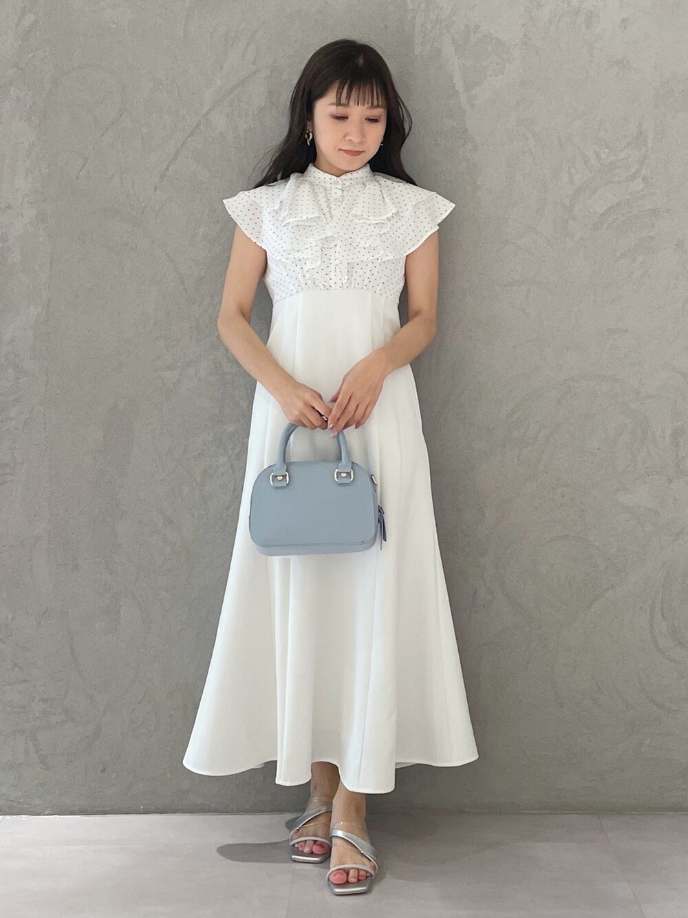 ブルー系のボストンバッグ、シルバー系のサンダル、その他のワンピースを着用したレディースの春コーディネートの5枚目の写真