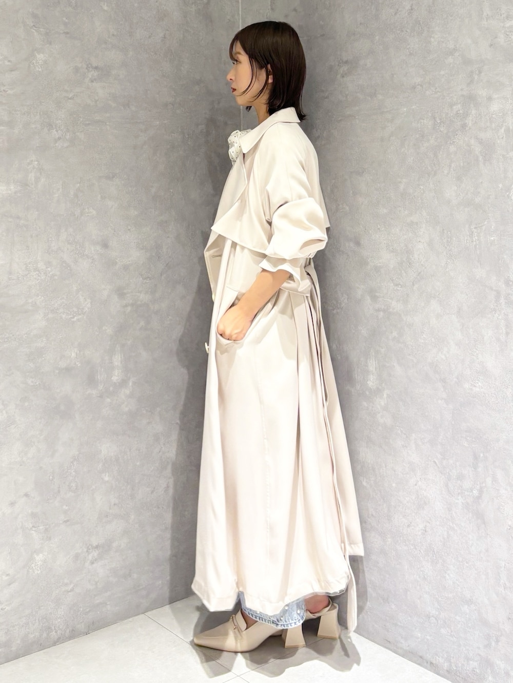 ブルー系のデニムパンツ、その他のニット/セーター、ホワイト系のトレンチコートを着用したレディースの春コーディネートの4枚目の写真