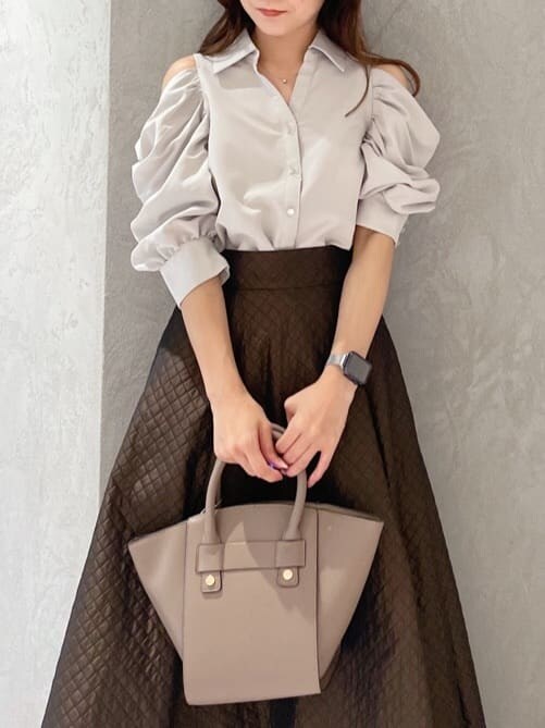 グリーン系のシャツ/ブラウス、ブラウン系のスカート、ブラック系のサンダルを着用したレディースの夏コーディネートの2枚目の写真