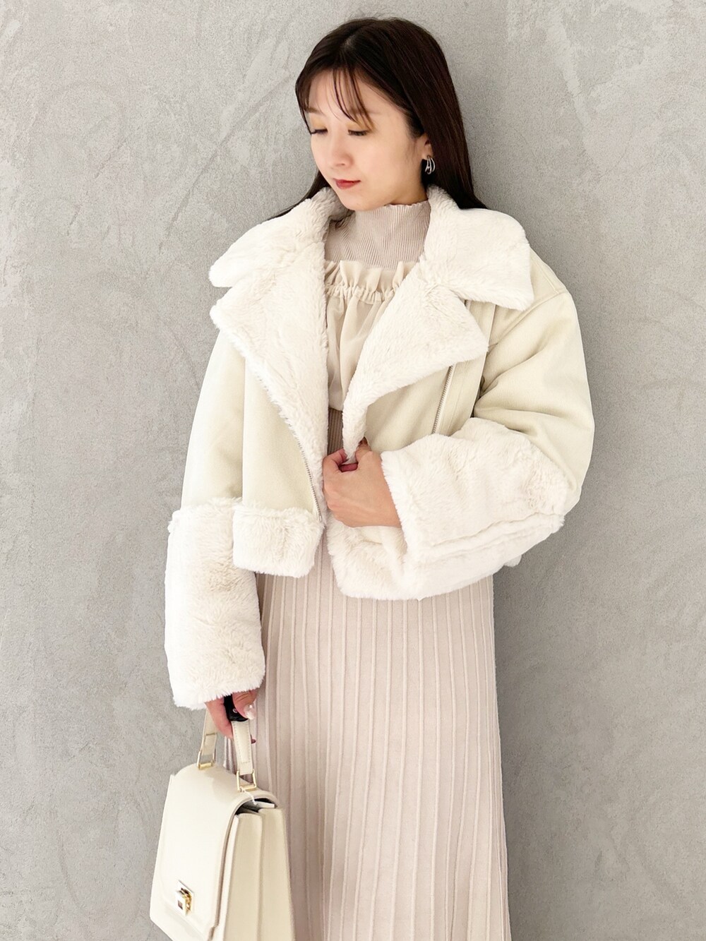 ホワイト系のワンピース、ブラック系のブーツ、ホワイト系のハンドバッグを着用したレディースの秋コーディネートの10枚目の写真