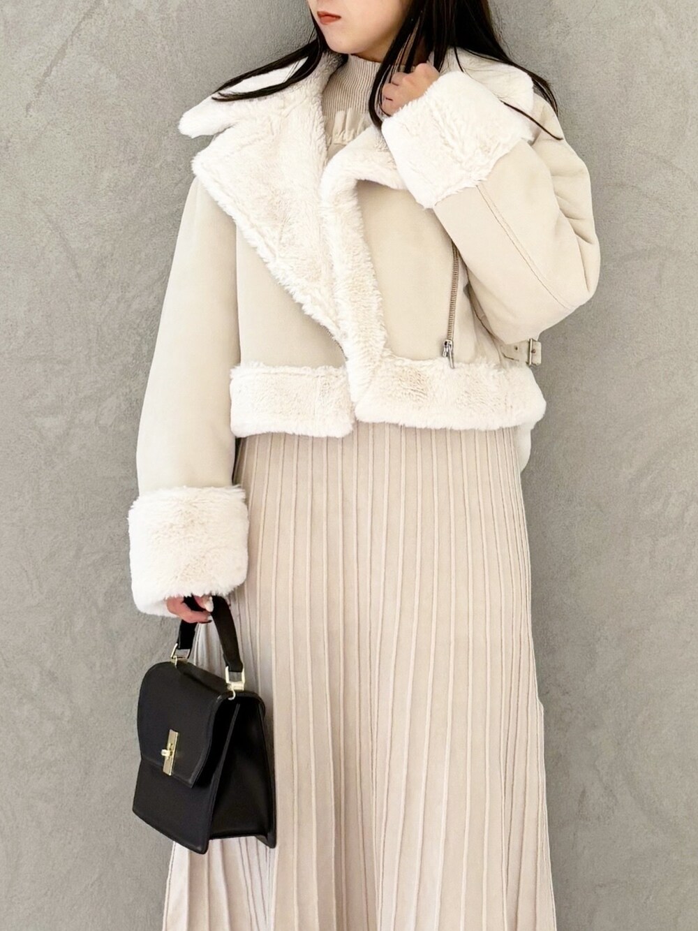 ホワイト系のワンピース、ブラック系のブーツ、ホワイト系のムートンコートを着用したレディースの秋コーディネートの8枚目の写真
