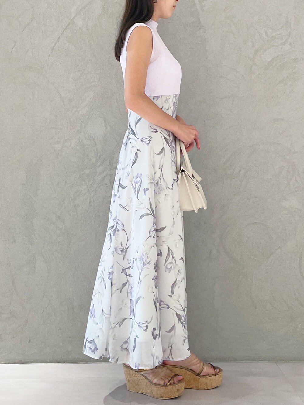 パープル系のワンピース、ブラウン系のサンダル、ベージュ系のショルダーバッグを着用したレディースの夏コーディネートの3枚目の写真