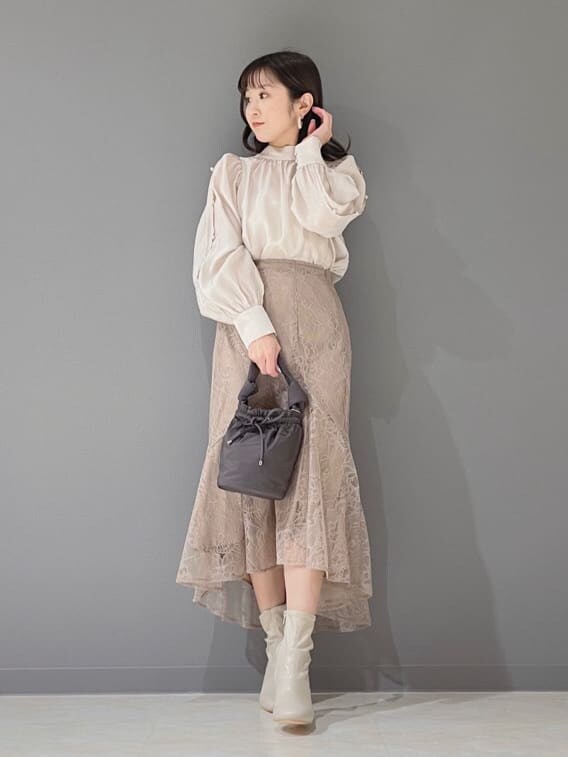 ベージュ系のその他シューズ、ベージュ系のシャツ/ブラウス、ブラウン系のスカートを着用したレディースの冬コーディネートの3枚目の写真