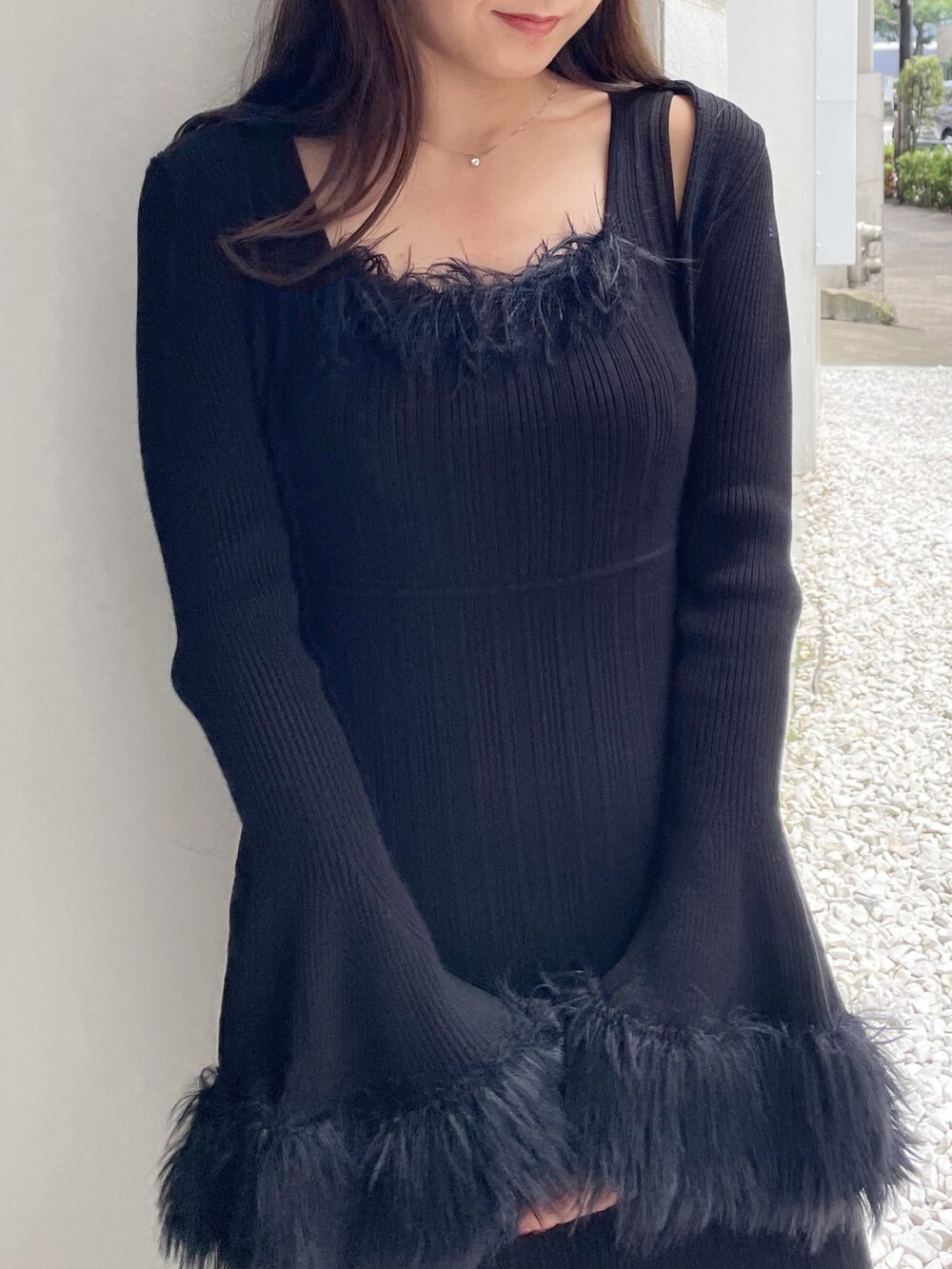 ブラック系のワンピースを着用したレディースの夏コーディネートの3枚目の写真