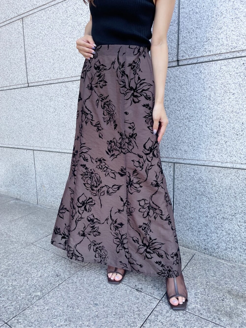 ブラック系のニット/セーター、ブラウン系のスカート、ブラック系のその他シューズを着用したレディースの夏コーディネートの4枚目の写真