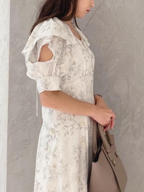 イエロー系のワンピース、ブラック系のサンダル、ブラウン系のハンドバッグを着用したレディースの夏コーディネートの3枚目の写真