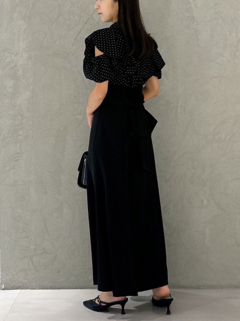 その他のワンピース、ブラック系のパンプス、ブラック系のショルダーバッグを着用したレディースの夏コーディネートの2枚目の写真