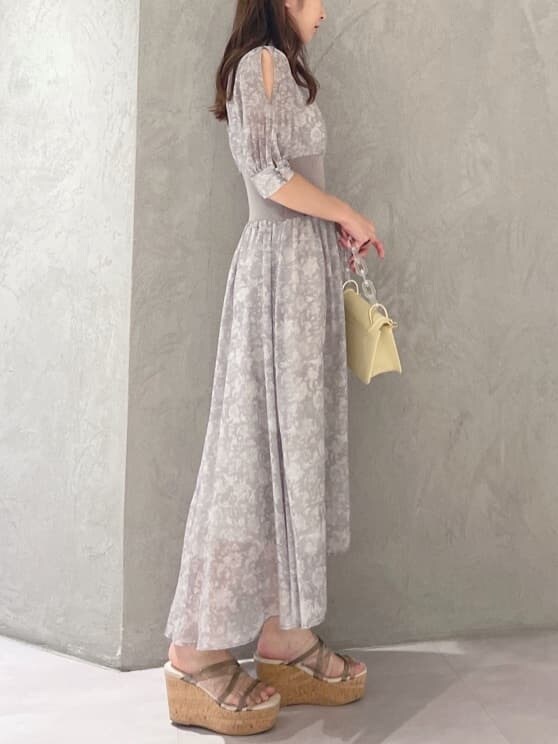 ベージュ系のワンピースを着用したレディースの夏コーディネートの3枚目の写真