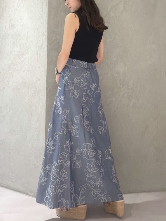 グリーン系のサンダル、ブラック系のニット/セーター、ブルー系のスカートを着用したレディースの夏コーディネートの5枚目の写真