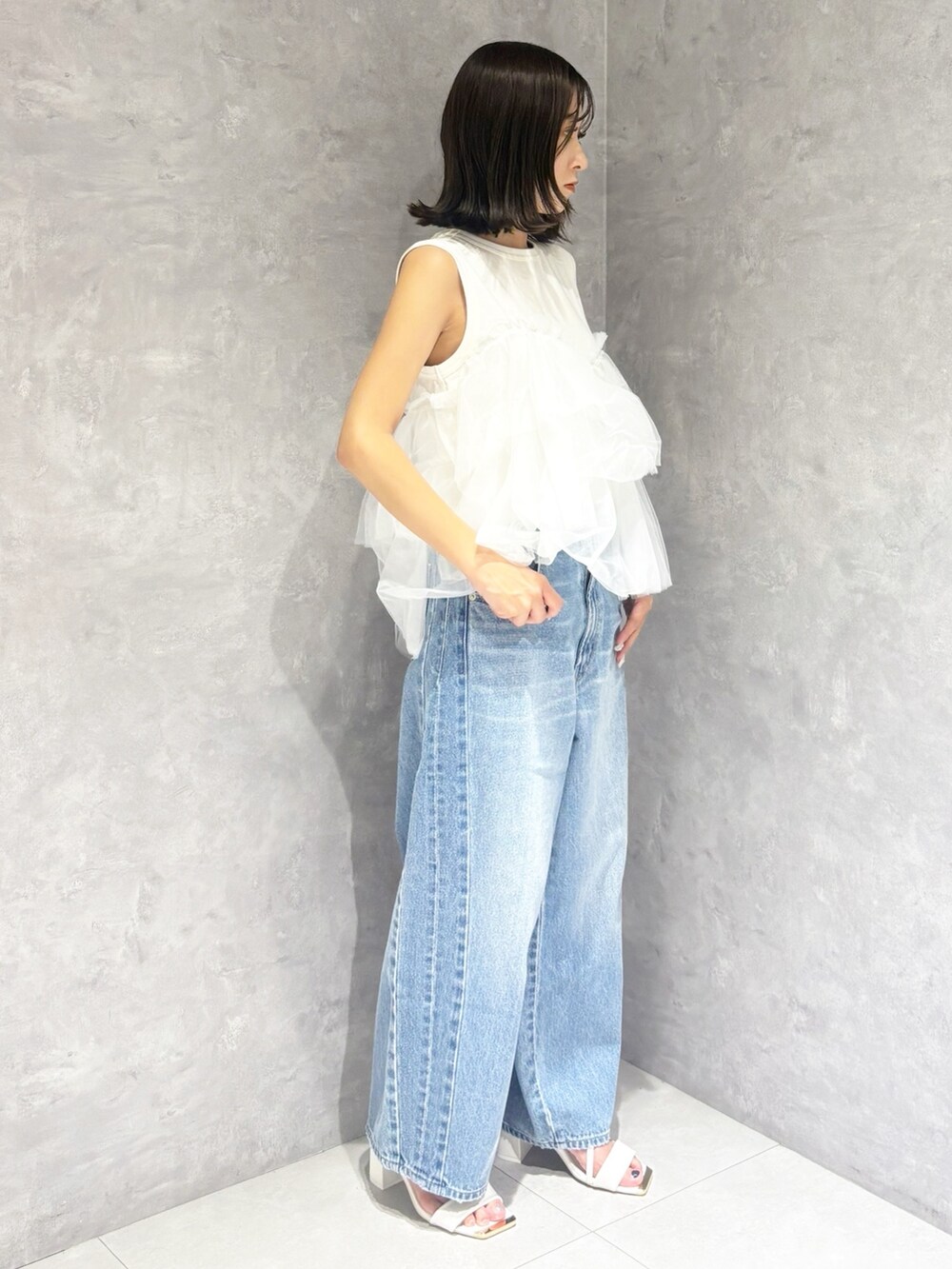 ホワイト系のTシャツ/カットソー、ブルー系のデニムパンツを着用したレディースの夏コーディネートの2枚目の写真