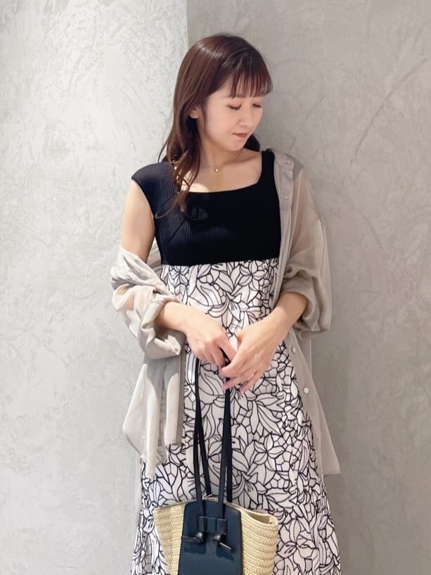 ベージュ系のサンダル、ブラック系のトートバッグ、ベージュ系のシャツ/ブラウスを着用したレディースの春コーディネートの2枚目の写真