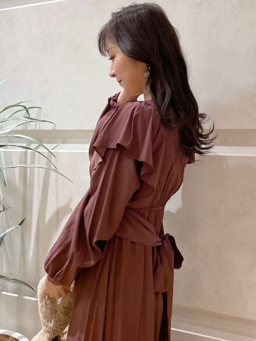 ホワイト系のその他アウター、ブラウン系のワンピース、ベージュ系のハンドバッグを着用したレディースの冬コーディネートの4枚目の写真