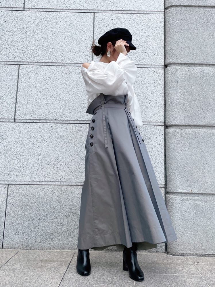 ホワイト系のシャツ/ブラウス、ベージュ系のスカート、ブラック系のその他シューズを着用したレディースの夏コーディネートの2枚目の写真