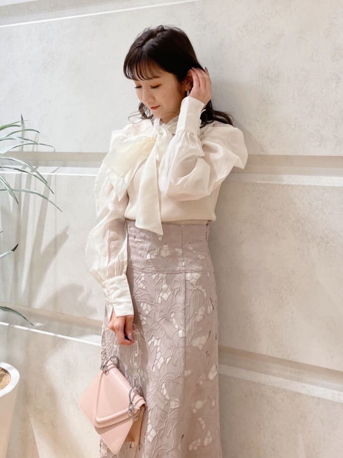 ホワイト系のその他シューズ、イエロー系のショルダーバッグ、ホワイト系のニット/セーターを着用したレディースの春コーディネートの6枚目の写真