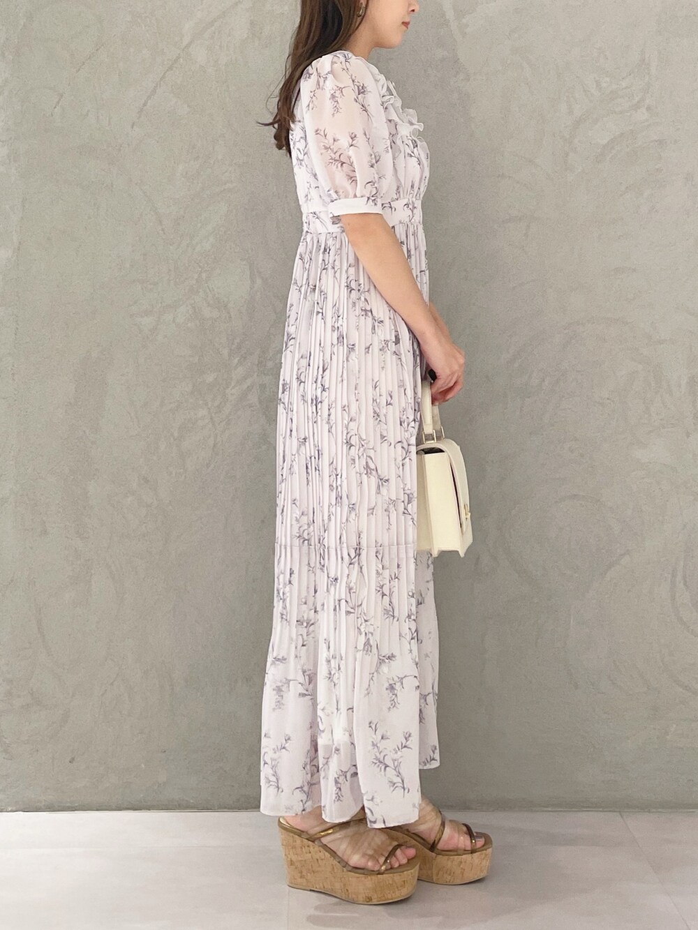 ブラウン系のサンダル、ホワイト系のハンドバッグ、ピンク系のワンピースを着用したレディースの春コーディネートの4枚目の写真