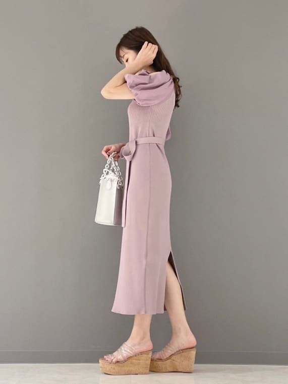 ピンク系のワンピース、ホワイト系のハンドバッグ、その他のサンダルを着用したレディースの春コーディネートの6枚目の写真