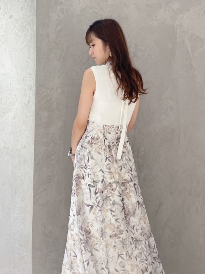 グリーン系のサンダル、ホワイト系のワンピース、シルバー系のピアス（両耳用）を着用したレディースの夏コーディネートの6枚目の写真