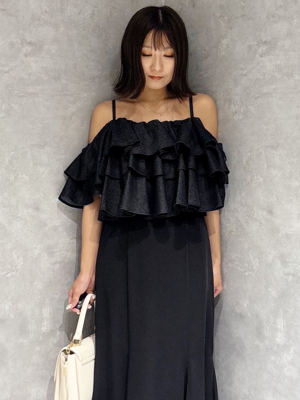 ブラック系のシャツ/ブラウス、ブラウン系のサンダル、ブラック系のスカートを着用したレディースの夏コーディネートの4枚目の写真