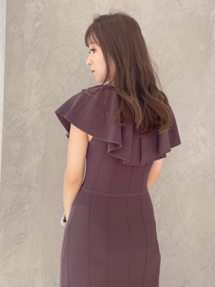 ブラウン系のワンピースを着用したレディースの夏コーディネートの5枚目の写真