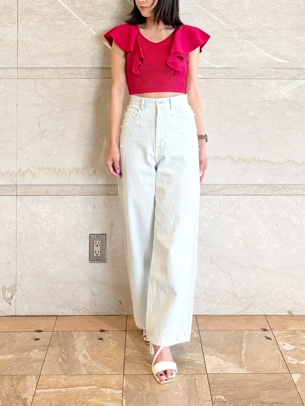 ブルー系のデニムパンツ、ホワイト系のサンダル、レッド系のニット/セーターを着用したレディースの夏コーディネートの10枚目の写真