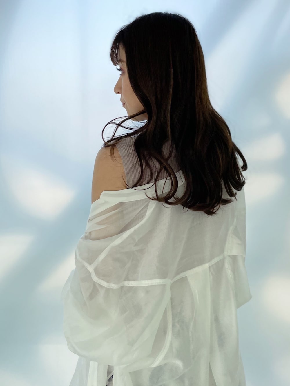 ピンク系のワンピース、ホワイト系のシャツ/ブラウス、ブラック系のサンダルを着用したレディースの春コーディネートの3枚目の写真